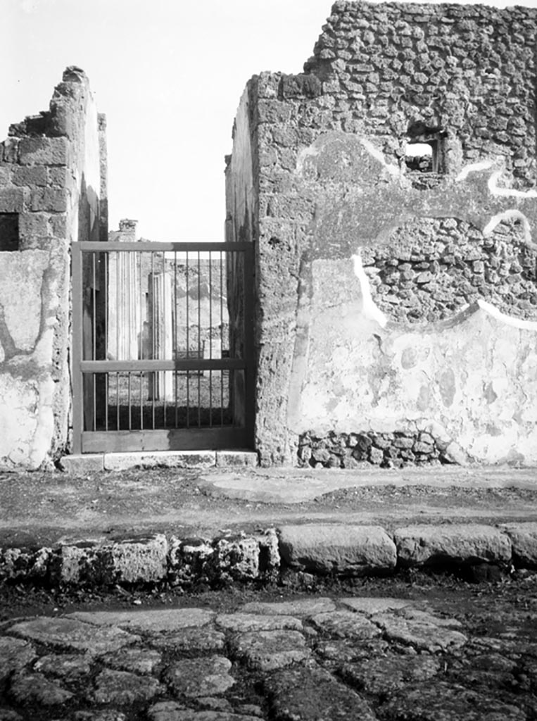 231241 Bestand-D-DAI-ROM-W.673.jpg
6.9.5 Pompeii. W673. Looking east from Via Mercurio towards entrance doorway.
Photo by Tatiana Warscher. With kind permission of DAI Rome, whose copyright it remains. 
See http://arachne.uni-koeln.de/item/marbilderbestand/231241 
