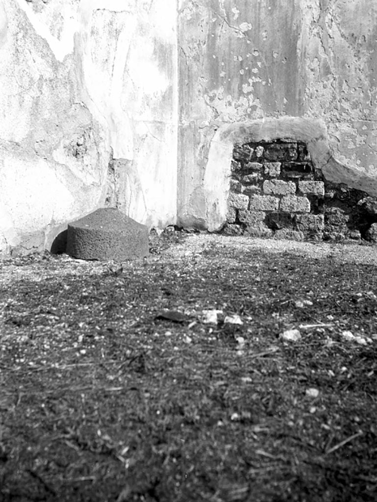 231255 Bestand-D-DAI-ROM-W.707.jpg
VI.9.5 Pompeii. W707. Corinthian atrium 16, looking north-west from east portico.
Photo by Tatiana Warscher. With kind permission of DAI Rome, whose copyright it remains. 
See http://arachne.uni-koeln.de/item/marbilderbestand/231255  

