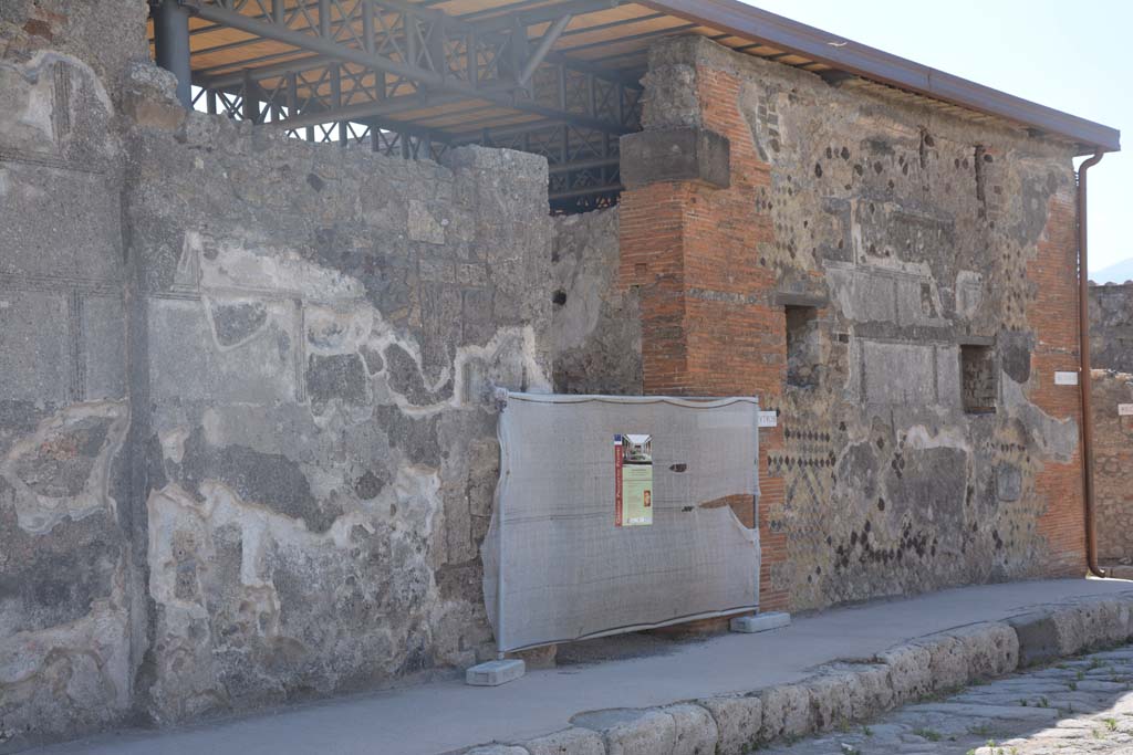 230568 Bestand-D-DAI-ROM-W.1058.jpg
VI.9.7 Pompeii. W1058. Façade on north side of entrance doorway.
Photo by Tatiana Warscher. Photo © Deutsches Archäologisches Institut, Abteilung Rom, Arkiv. 
See http://arachne.uni-koeln.de/item/marbilderbestand/230568 
