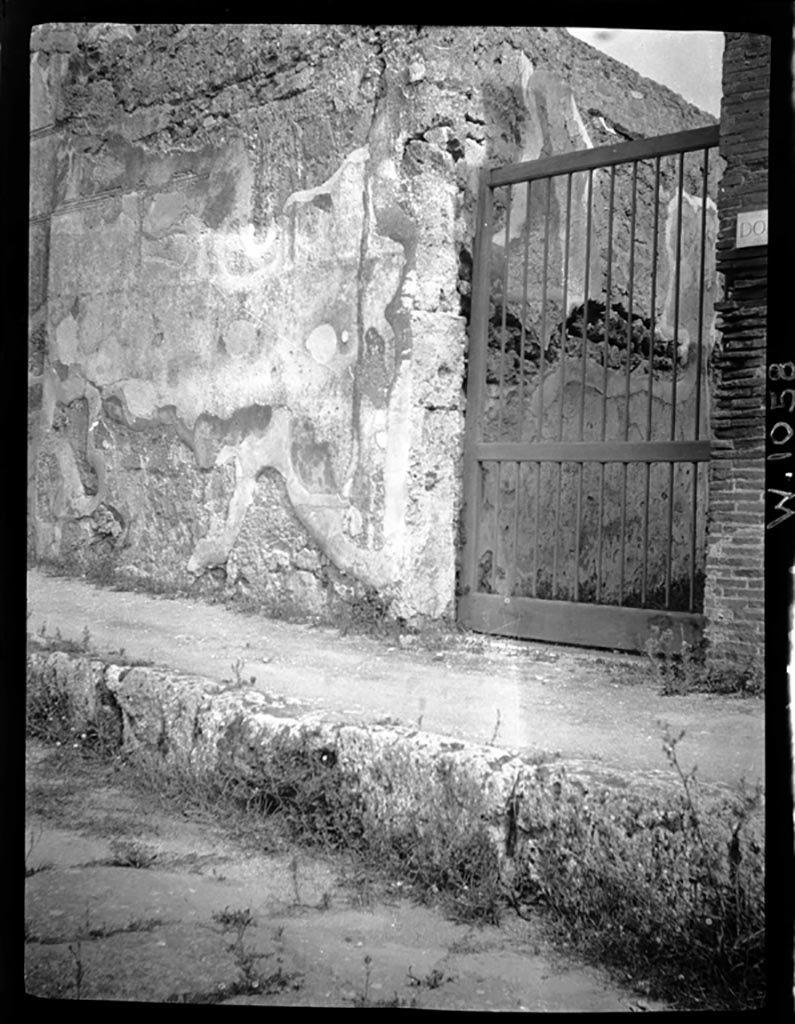 VI.9.7 Pompeii. May 2012. Exterior wall on Via Mercurio. Photo courtesy of Buzz Ferebee.