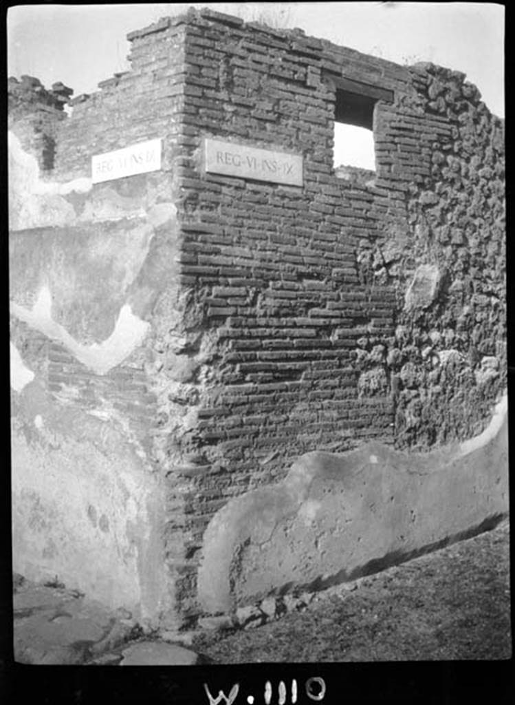 230751 Bestand-D-DAI-ROM-W.1110.jpg
VI.9.8 Pompeii. W.1110. South-east corner of VI.9. 
Photo by Tatiana Warscher. With kind permission of DAI Rome, whose copyright it remains. 
See http://arachne.uni-koeln.de/item/marbilderbestand/230751 
