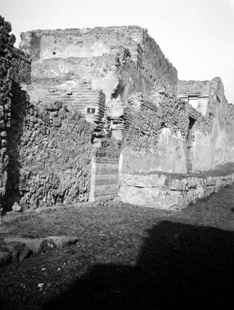 231849 Bestand-D-DAI-ROM-W.1112.jpg
VI.9.8 Pompeii. W1112. Façade and entrance doorway on Vicolo del Fauno, looking north.
Photo by Tatiana Warscher. With kind permission of DAI Rome, whose copyright it remains. 
See http://arachne.uni-koeln.de/item/marbilderbestand/231849 
