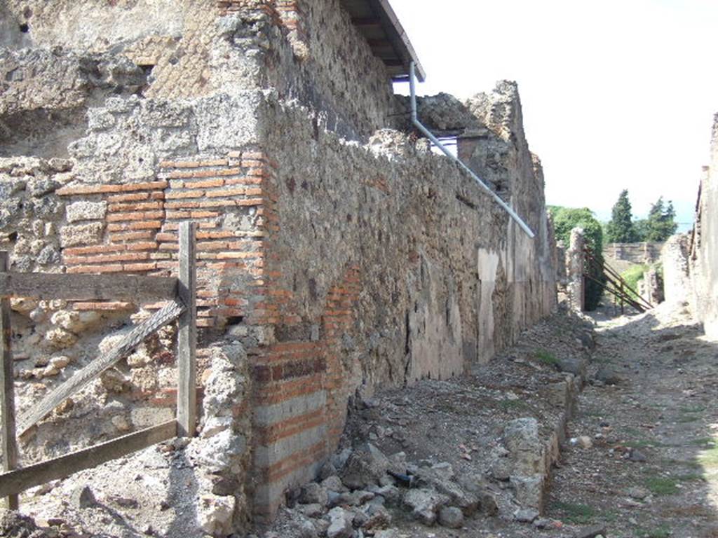 VI.9.8 Pompeii and wall. September 2005. Rear wall of VI.9.6 and 7, on north side of rear entrance.