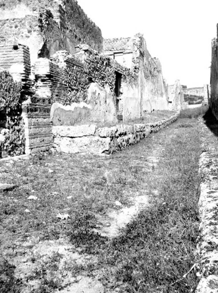 231579 Bestand-D-DAI-ROM-W.0947.jpg
VI.9.8/9 Pompeii. W947. Façade on Vicolo del Fauno, looking north.
Photo by Tatiana Warscher. With kind permission of DAI Rome, whose copyright it remains. 
See http://arachne.uni-koeln.de/item/marbilderbestand/231579
