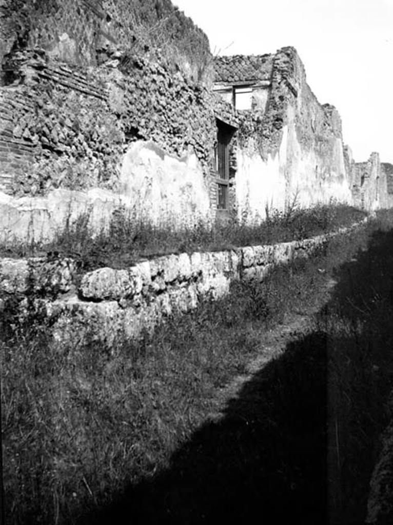 231092 Bestand-D-DAI-ROM-W.0946.jpg
VI.9.9 Pompeii. W 0946.  Façade and entrance doorway on Vicolo del Fauno.
Photo by Tatiana Warscher. With kind permission of DAI Rome, whose copyright it remains. 
See http://arachne.uni-koeln.de/item/marbilderbestand/231092 
