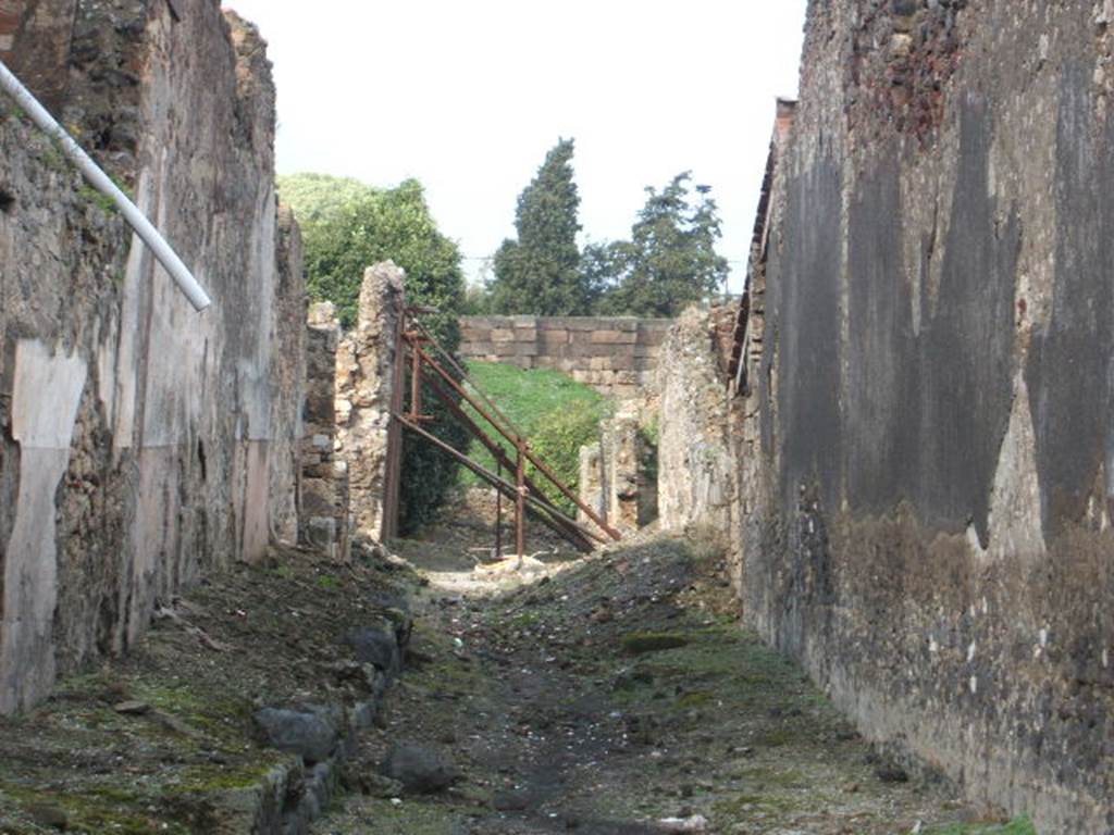  VI.9.9 Pompeii. September 2005. Vicolo del Fauno looking north towards walls.  VI.11   
