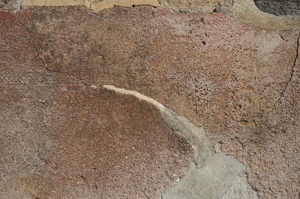 VI.10.2 Pompeii. October 2018.Detail of remaining painted plaster on front facade. 
Foto Taylor Lauritsen, ERC Grant 681269 DÉCOR.

