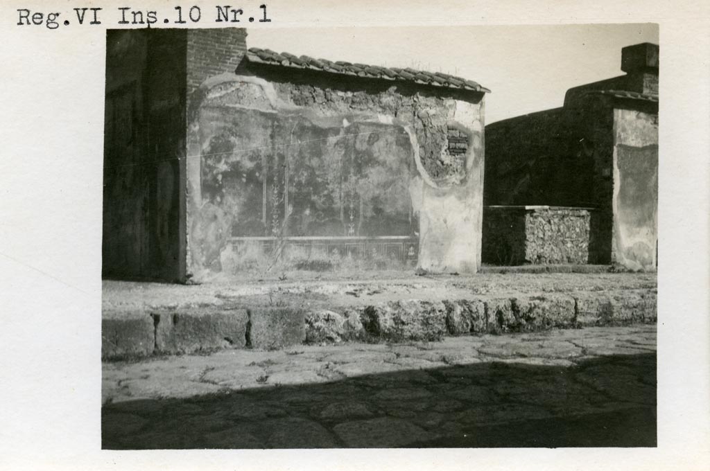 VI.10.2 Pompeii. December 2006. Plaster to right of entrance, on south side.