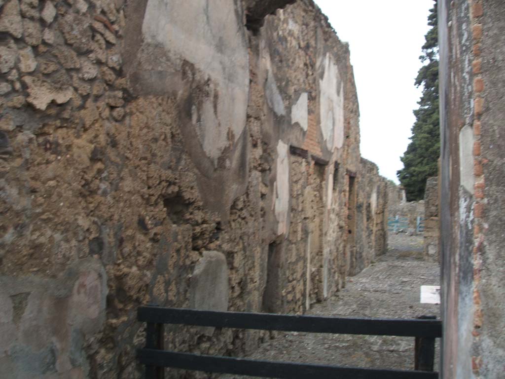 VI.10.2 Pompeii.  March 2009.  Plaster at entrance.