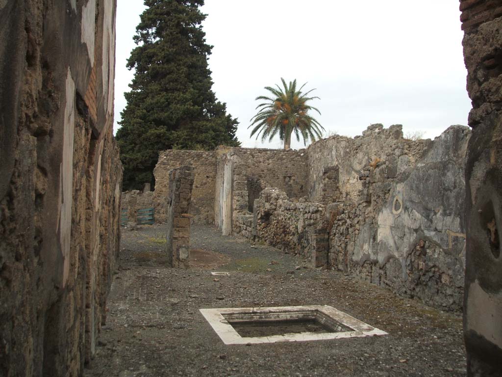 VI.10.2 Pompeii.  September 2004.  Looking east from entrance fauces.