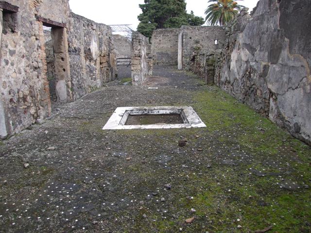 VI.10.2 Pompeii. March 2009. Doorway into cubiculum on south side of entrance, looking west. According to Bragantini, the west wall of the cubiculum would have been decorated with a black dado. In the centre of the west wall, but interrupted by a window, would have been a yellow central panel. The side panels would have been red. The floor was of cocciopesto, patterned with white stones.
See Bragantini, de Vos, Badoni, 1983. Pitture e Pavimenti di Pompei, Parte 2. Rome: ICCD. (p.230, cubiculo 3)
