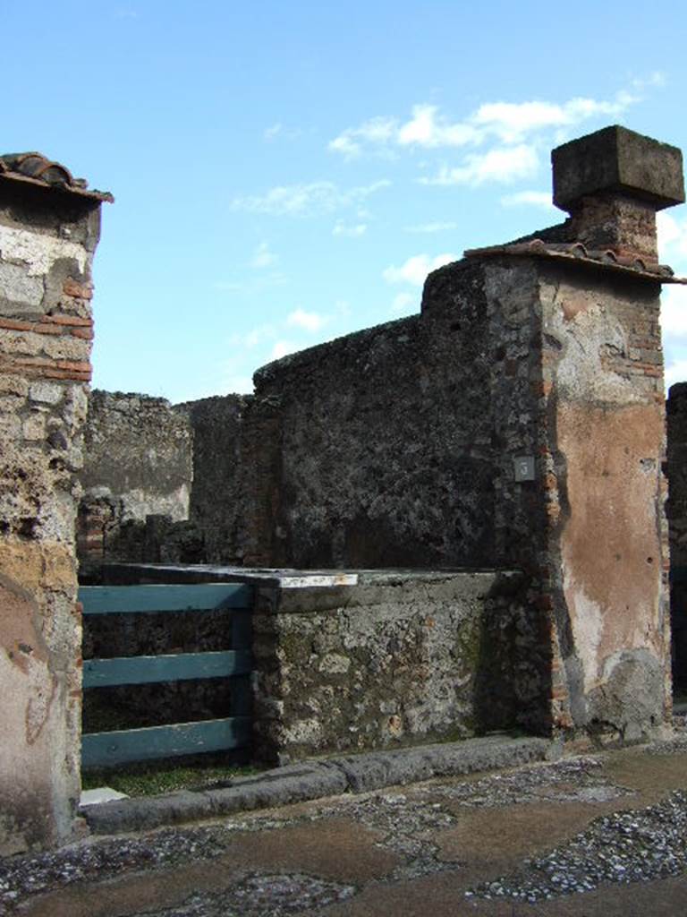 VI.10.3 Pompeii. December 2005. Entrance doorway.