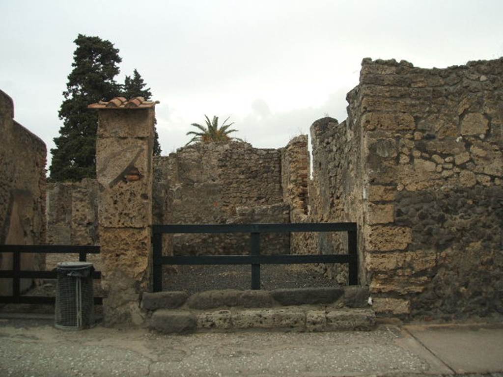 VI.10.5 Pompeii. May 2005. Looking west to entrance doorway on Via di Mercurio.
On the right, south wall, would have been the steps to the upper floor.

According to Della Corte, a certain Primus lived and worked in the shop immediately next to the caupona of Caprasia.
Found on the wall was  Primus rog(at)    [CIL IV 170]
See Della Corte, M., 1965. Case ed Abitanti di Pompei. Napoli: Fausto Fiorentino. (p.56)

According to Pagano and Prisciandaro, found in October 1827 painted on the wall was 
L(ucium) Veranium Hypsaeum
quinq(uennalem) d(ignum) r(ei) p(ublicae) o(ro) v(os) f(aciatis)
Primus rog(at)    [CIL IV 170]

See Pagano, M. and Prisciandaro, R., 2006. Studio sulle provenienze degli oggetti rinvenuti negli scavi borbonici del regno di Napoli. Naples: Nicola Longobardi, (p.137)   PAH II, 201.

The Epigraphic Database Roma records the writing as "red?" and locates it on the outside wall     [CIL IV 170]
