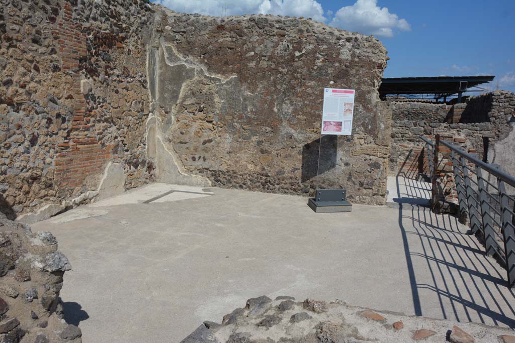 VI.10.7 Pompeii. September 2019. Looking east across room 10 towards doorway into room 11.
Foto Annette Haug, ERC Grant 681269 DÉCOR.
