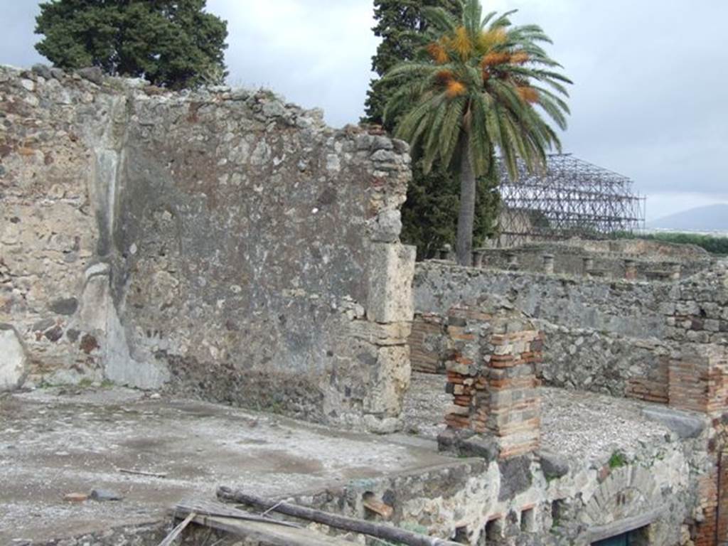 VI.10.7 Pompeii.  March 2009.  Room 10 on left and behind it room 11 on upper level.