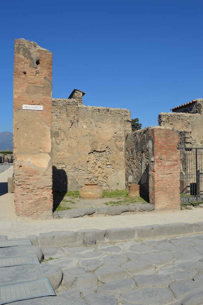 VI.10.10 Pompeii. October 2017. 
Looking north to shop, on corner of Via di Mercurio, on left, and Via della Fortuna.
Foto Taylor Lauritsen, ERC Grant 681269 DÉCOR.
