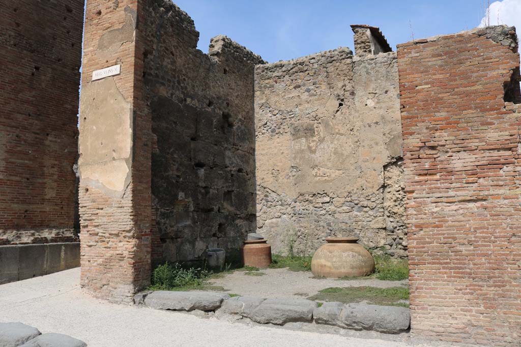 VI.10.10 Pompeii. December 2018. 
Looking north-west towards side of Arch, Via di Mercurio and west side of shop. Photo courtesy of Aude Durand.
