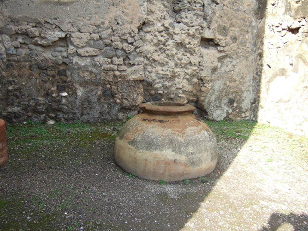 VI.10.10 Pompeii. December 2005. Dolium, partly embedded into the soil.