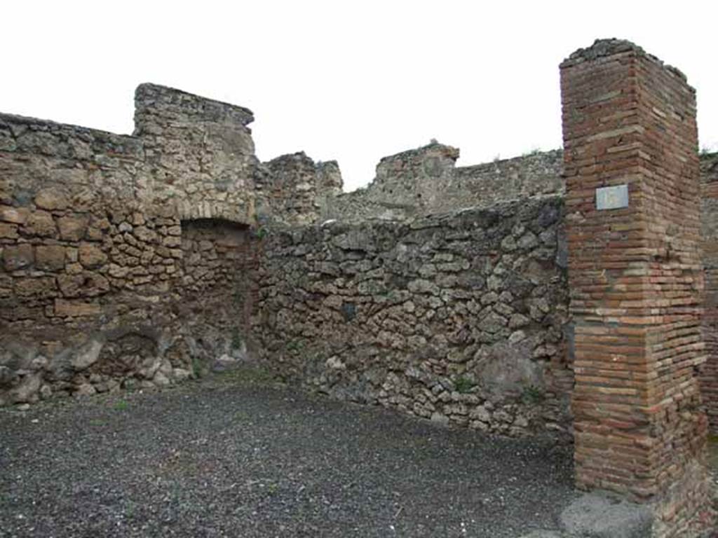 VI.10.13 Pompeii. May 2010. Niche on west side of the north wall.
According to Boyce, in the south wall was a large rectangular niche coated with white stucco like that of the walls of the room. Fiorelli called it la nicchia pe’ Lari. See Boyce G. K., 1937. Corpus of the Lararia of Pompeii. Rome: MAAR 14. (p.50). According to Liselotte Eschebach, this niche is on the west side of the rear wall.  See Eschebach, L., 1993. Gebäudeverzeichnis und Stadtplan der antiken Stadt Pompeji. Köln: Böhlau. (p.196)
