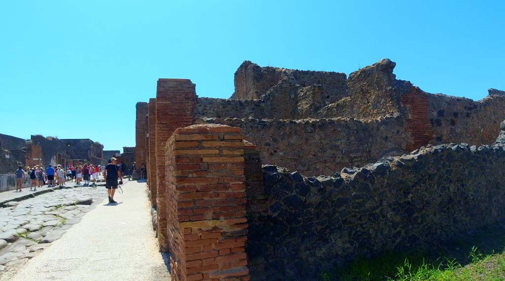 VI.10.15 Pompeii. June 2019. Looking west along Via della Fortuna, and towards west wall of shop. Photo courtesy of Christine Thompson.

