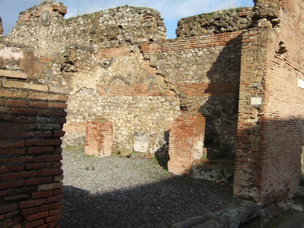 VI.10.15 Pompeii. December 2005. East wall, with two brick pilasters.