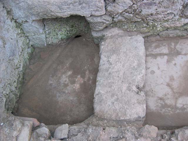 VI.11.6 Pompeii. July 2008. Latrine with foot rest. Photo courtesy of Barry Hobson.
