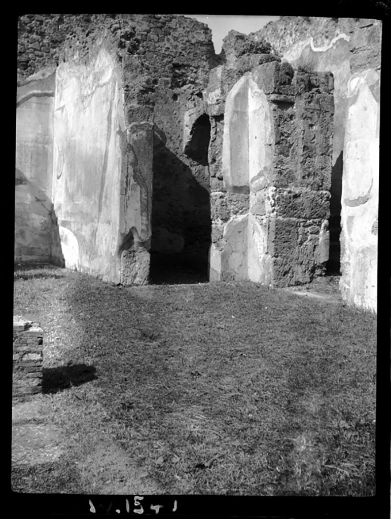 VI.11.9 Pompeii. W.1541. Looking towards north-west corner of atrium 3.
The doorway to room 7, on left, room 8 with recess under stairs, centre, and room 15, corridor, on right.
Photo by Tatiana Warscher. Photo © Deutsches Archäologisches Institut, Abteilung Rom, Arkiv. 
