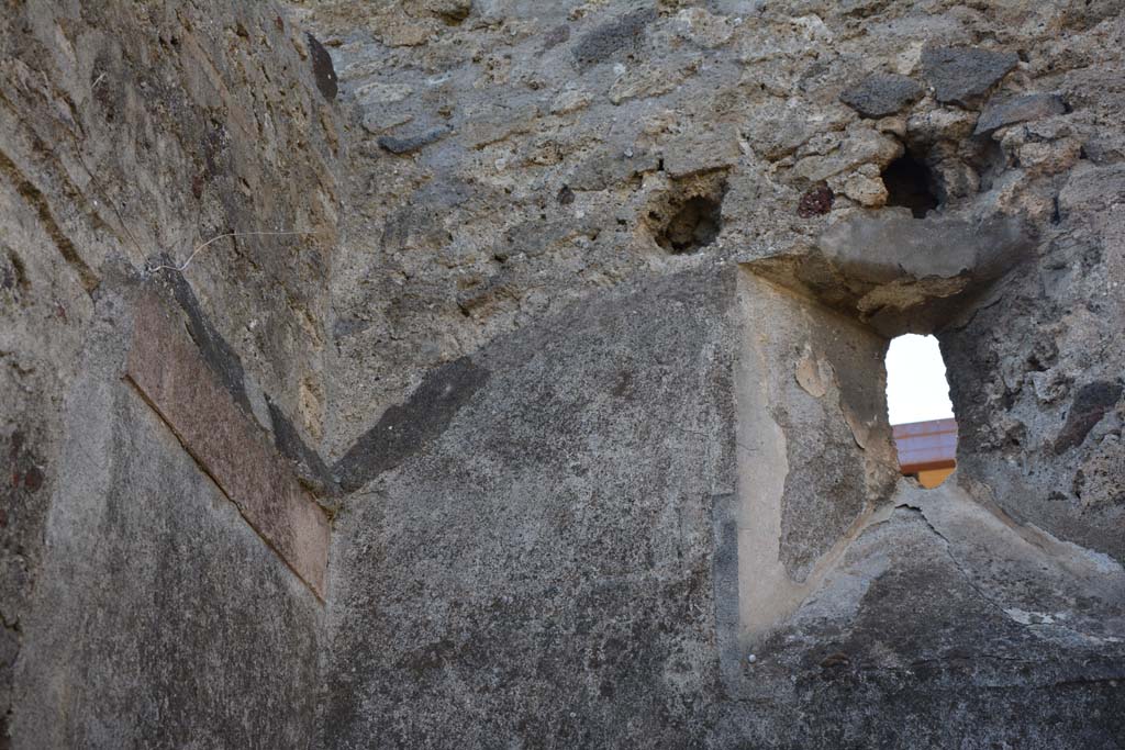 VI.11.9 Pompeii. October 2017. Room 8, detail from upper south-west corner with small window onto Vicolo del Fauno.
Foto Annette Haug, ERC Grant 681269 DÉCOR



