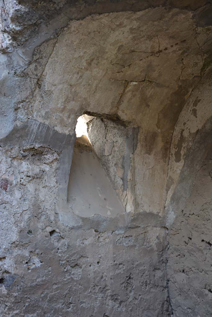 VI.11.9 Pompeii. October 2017. Room 8, window in west wall of larger arched recess.
Foto Annette Haug, ERC Grant 681269 DÉCOR

