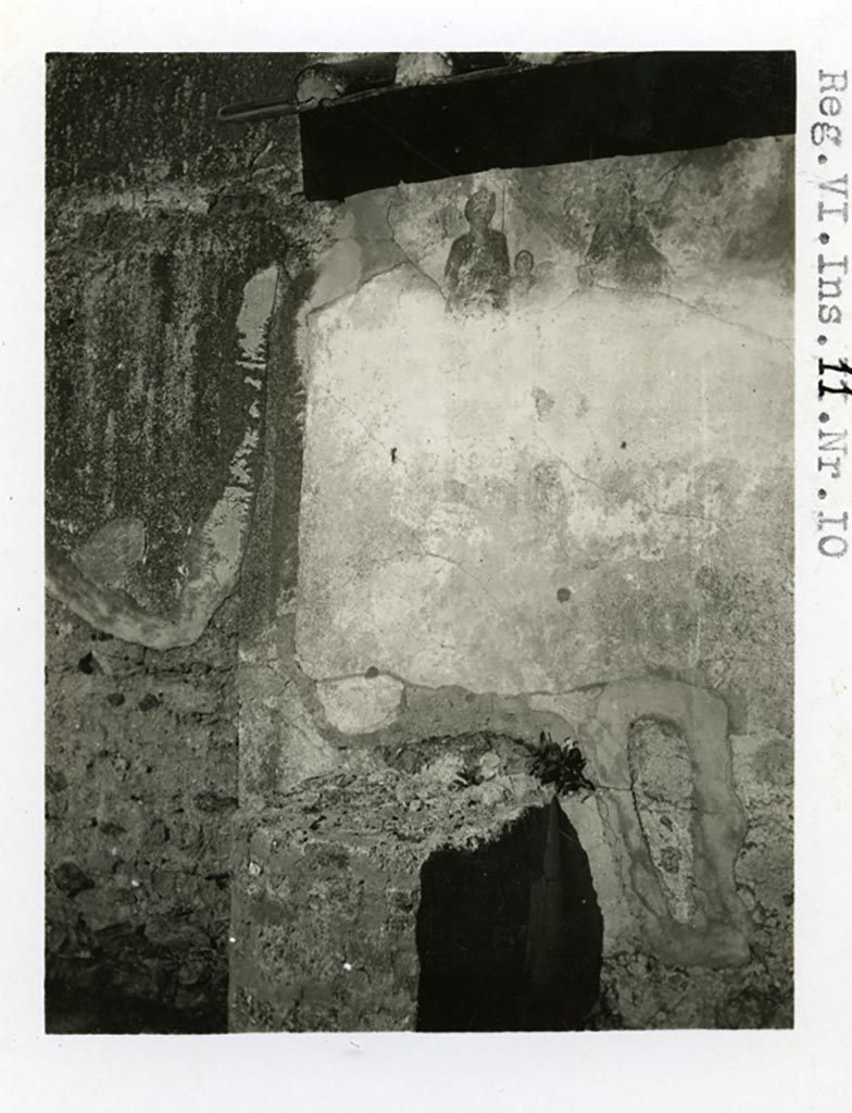 VI.11.9/10 Pompeii. Pre-1937-39. Lararium painting.
Photo courtesy of American Academy in Rome, Photographic Archive. Warsher collection no. 1586.
