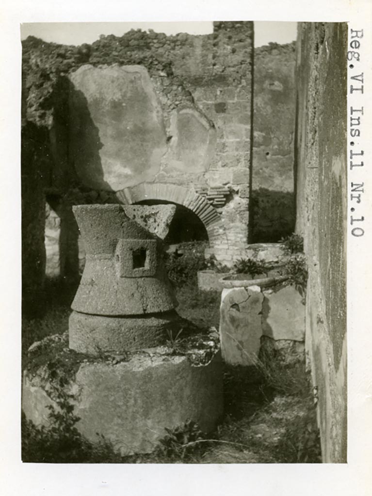 VI.11.9/10 Pompeii. Pre-1937-39. Room 16, looking north to mills in small bakery.
Photo courtesy of American Academy in Rome, Photographic Archive. Warsher collection no. 1250.
