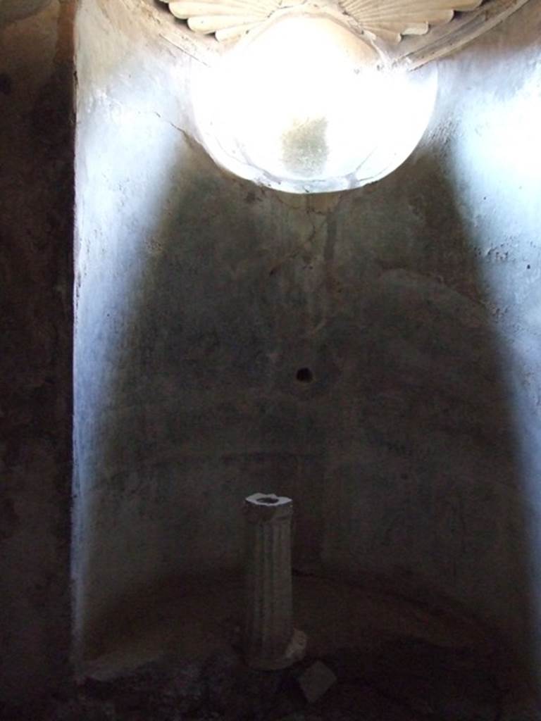 VI.11.9 Pompeii. December 2007. Room 22, basin pedestal in alcove at west end of caldarium.