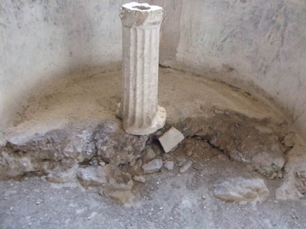 VI.11.9 Pompeii. March 2009. Room 22, basin pedestal in alcove of caldarium.