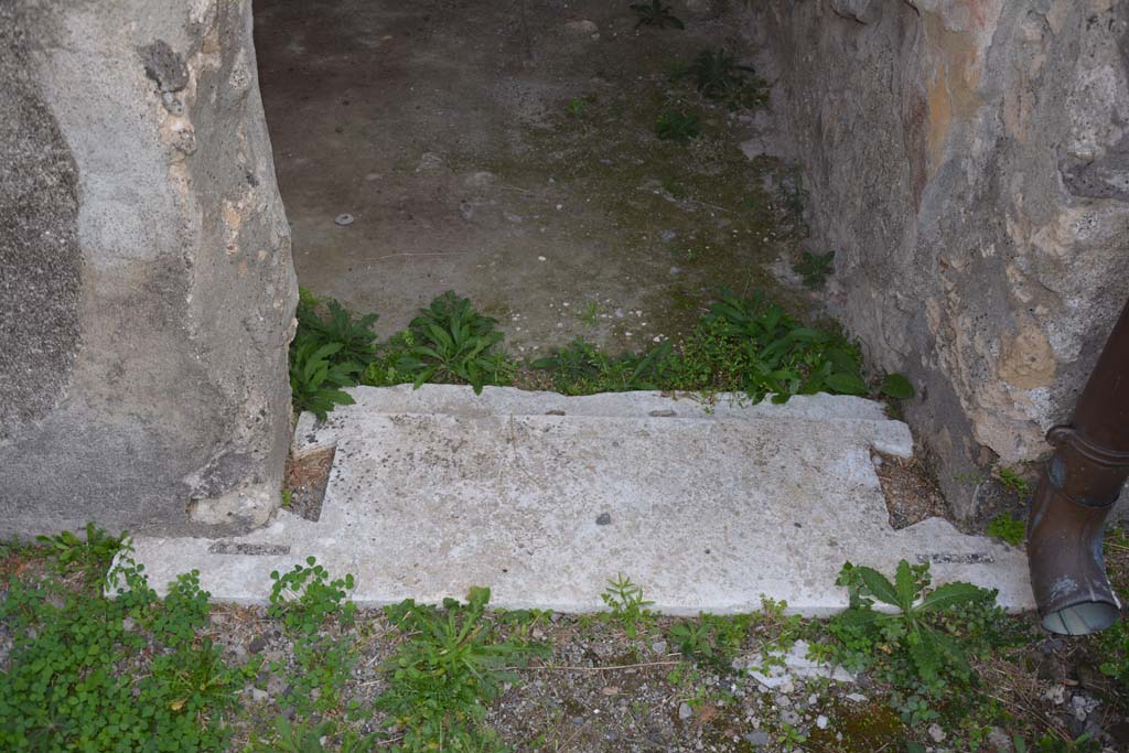 VI.11.9 Pompeii. October 2017. Room 29, doorway threshold looking east from atrium of VI.11.9.
Foto Annette Haug, ERC Grant 681269 DÉCOR

