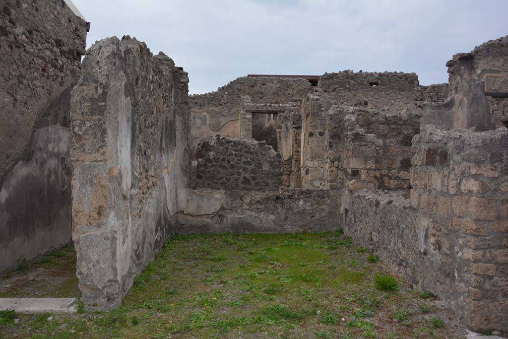 VI.11.10 Pompeii. October 2017. Room 31, looking west from atrium 27, with corridor 48, on left.
Foto Annette Haug, ERC Grant 681269 DÉCOR
