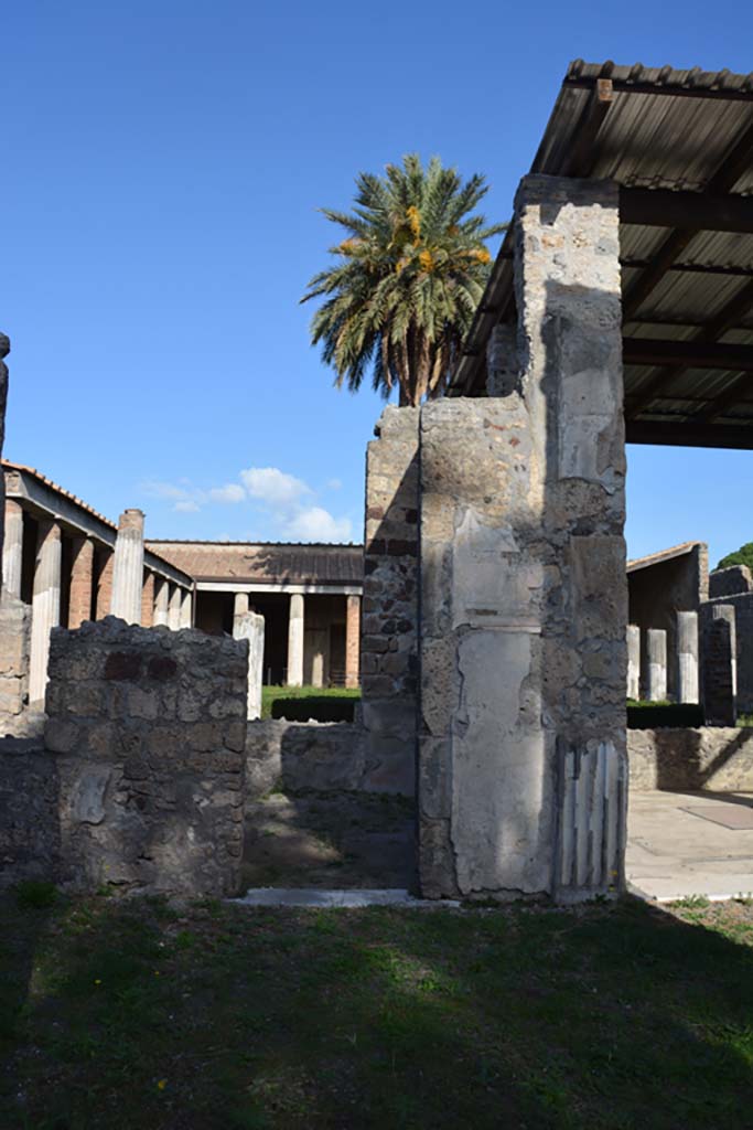 VI.11.10 Pompeii. October 2017. 
Room 35, doorway in north wall of atrium, with tablinum 33, on right.
Foto Annette Haug, ERC Grant 681269 DÉCOR
