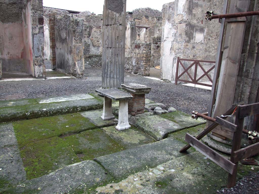 VI.11.10 Pompeii. December 2006. Looking west along south portico of the peristyle, from south-east corner.