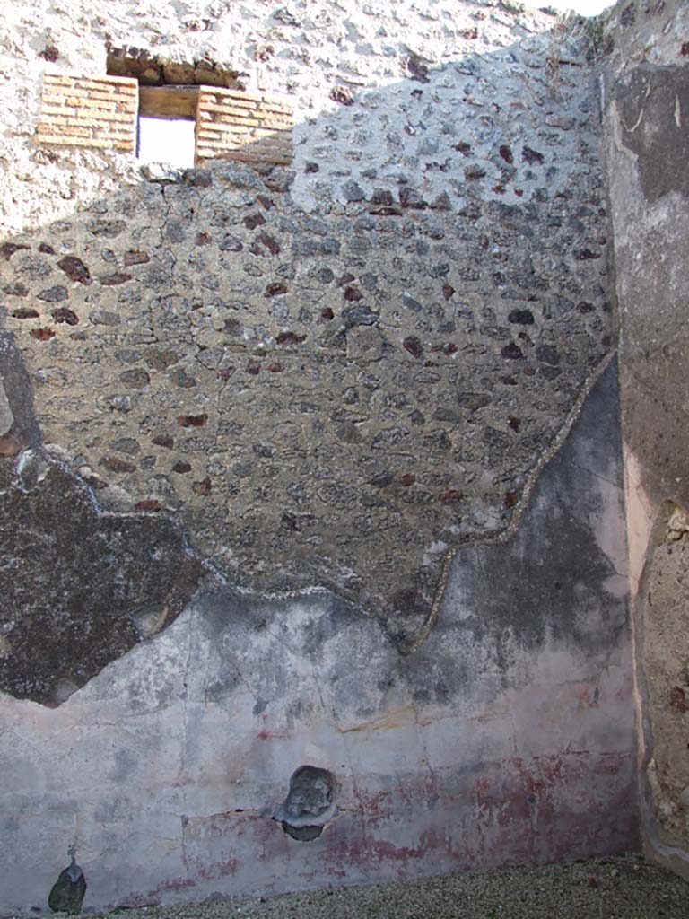 VI.11.10 Pompeii. December 2007. Room 17, oecus/triclinium in north-west corner of peristyle.
On the left is the west wall of anteroom. On the right is a doorway to room 18.
The flooring of the anteroom was of cocciopesto containing white crosses with a black centre.
A mosaic border of white tesserae separated the flooring of the anteroom from the oecus/triclinium.
A meander pattern and a central emblema were present in the floor of the room.
