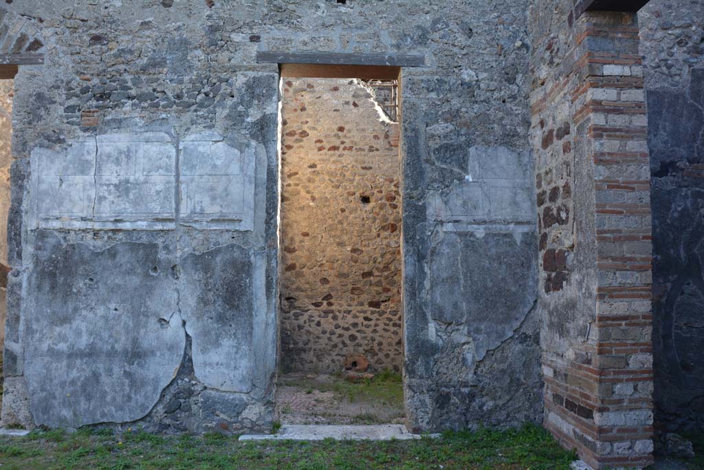 VI.11.10 Pompeii. October 2017. South-east corner of atrium, with doorway to room 26, in centre, and room 25, on right.
Foto Annette Haug, ERC Grant 681269 DÉCOR


