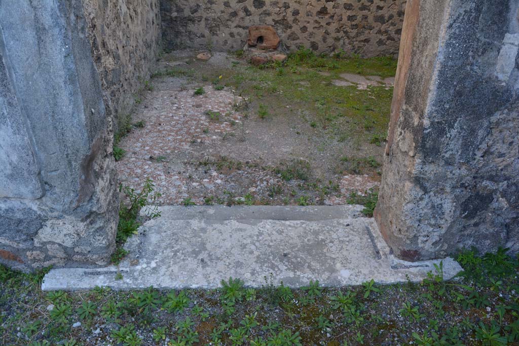 VI.11.10 Pompeii. October 2017. Room 26, looking east across doorway threshold towards remaining flooring.
Foto Annette Haug, ERC Grant 681269 DÉCOR


