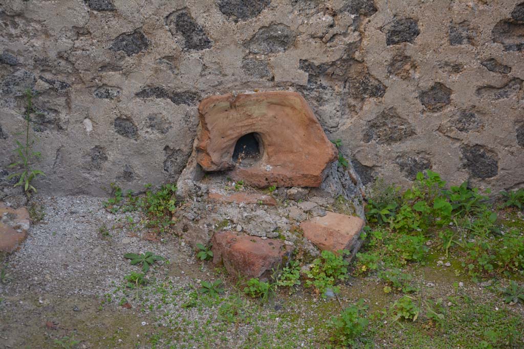 VI.11.10 Pompeii. October 2017. Room 26, terracotta feature near east wall.
Foto Annette Haug, ERC Grant 681269 DÉCOR

