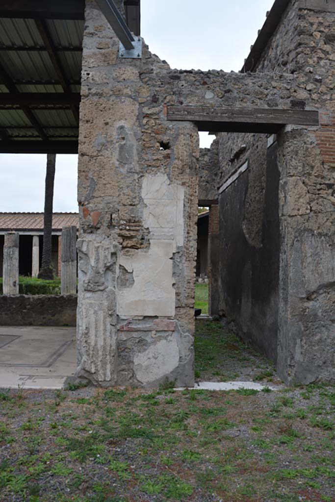 VI.11.10 Pompeii. October 2017. 
North side of atrium 27, with tablinum, on left, and doorway to corridor 34, on right.
Foto Annette Haug, ERC Grant 681269 DÉCOR
