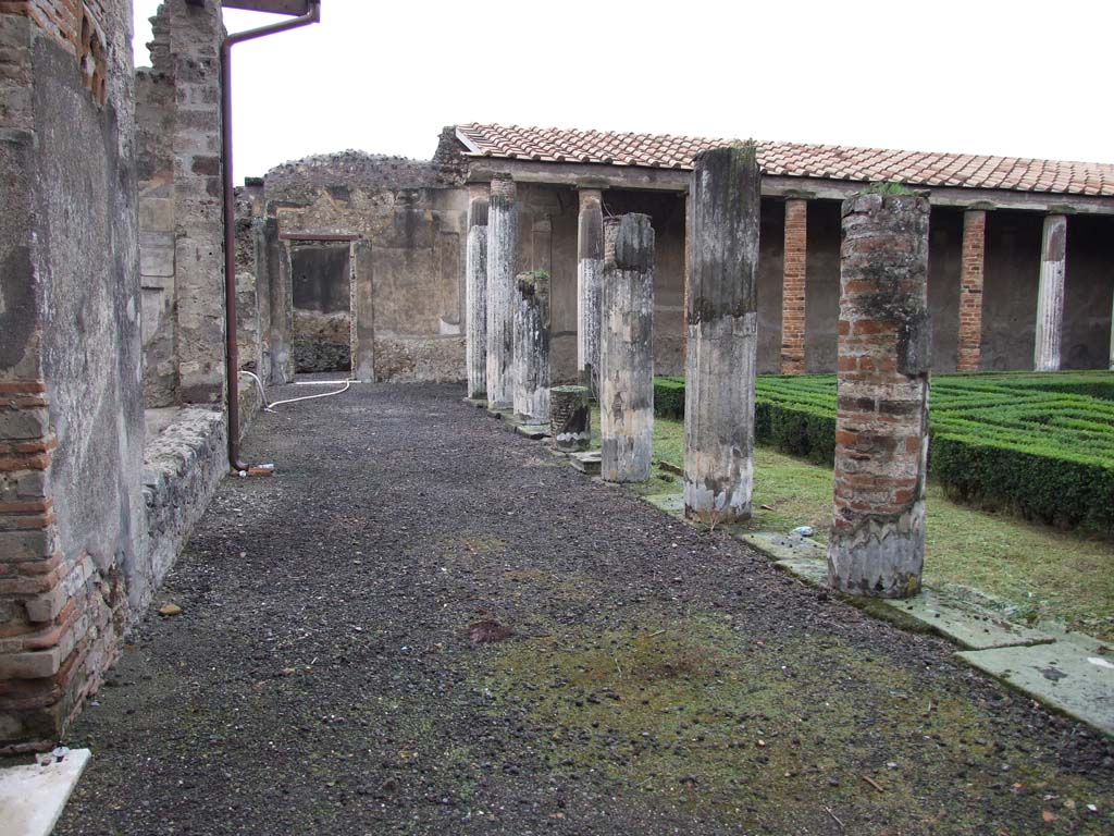 VI.11.10 Pompeii. December 2006. Looking west along south portico of the peristyle 36, from south-east corner.