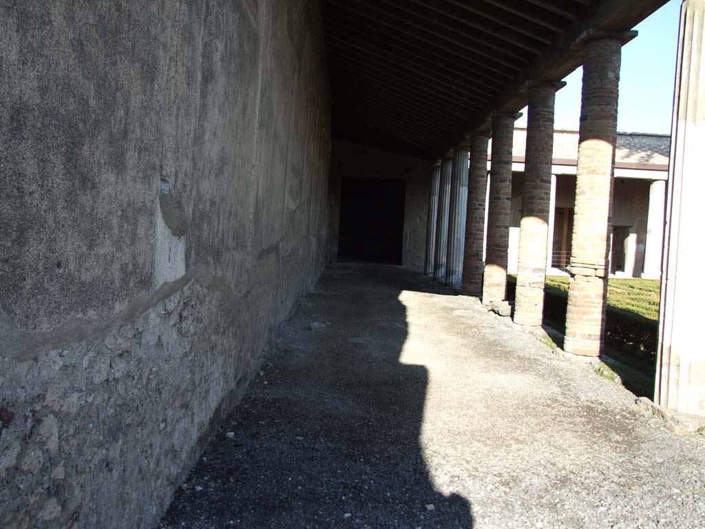 VI.11.10 Pompeii. December 2007. Peristyle 36, looking north along west portico of peristyle.