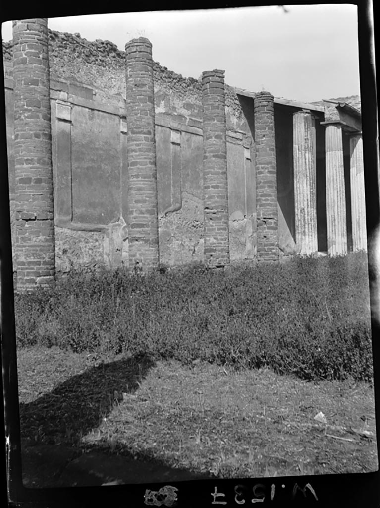 VI.11.10 Pompeii.  W.1537. Looking north along the west portico of the peristyle 36.
Photo by Tatiana Warscher. Photo © Deutsches Archäologisches Institut, Abteilung Rom, Arkiv. 
