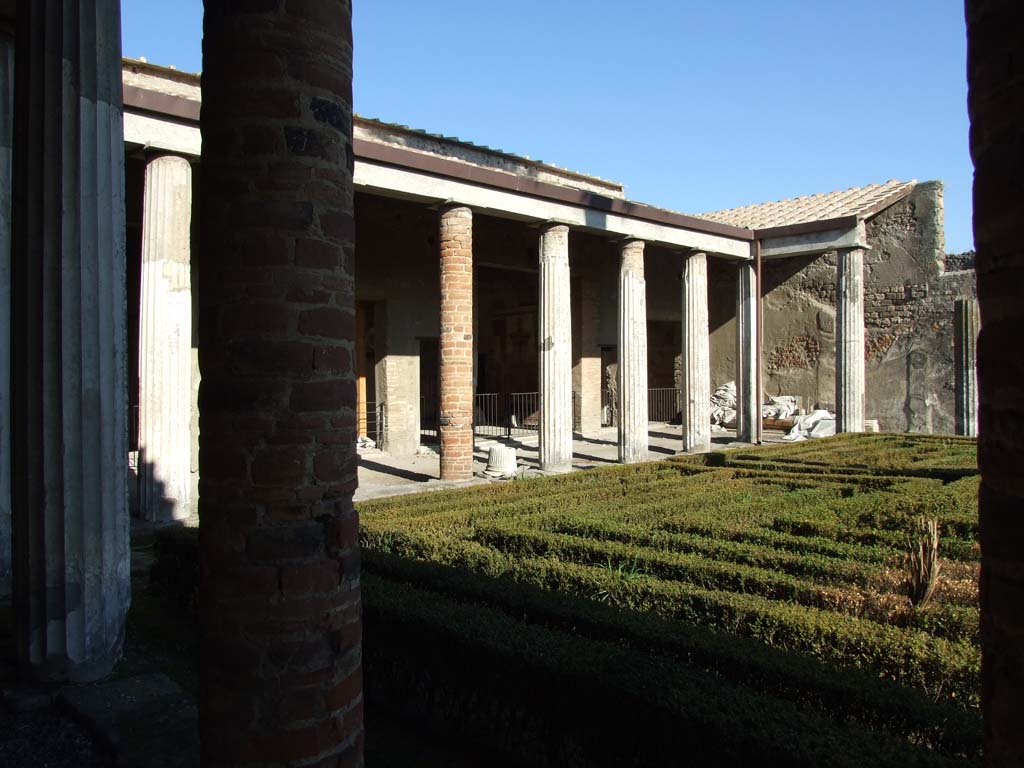 VI.11.10 Pompeii. December 2007. Peristyle 36, looking across garden towards north side of peristyle.
