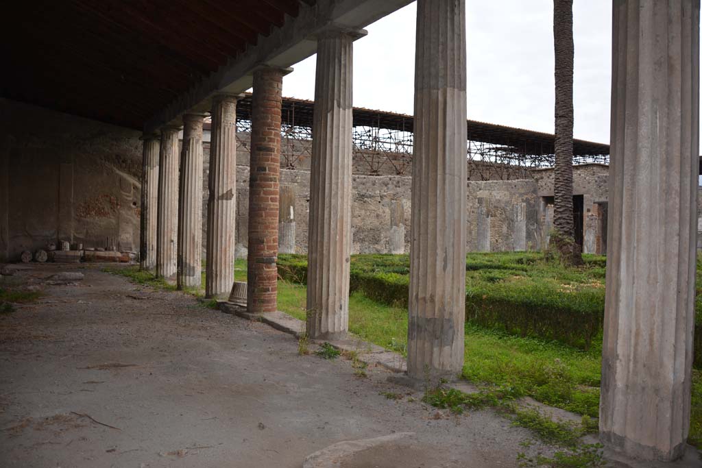 VI.11.10 Pompeii. October 2017. Peristyle 36, looking east along north portico.
Foto Annette Haug, ERC Grant 681269 DÉCOR
