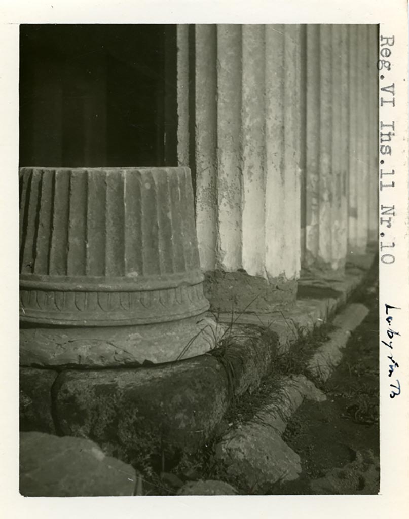VI.11.10 Pompeii. Pre-1937-39. Detail of puteal and columns from peristyle 36.
Photo courtesy of American Academy in Rome, Photographic Archive. Warsher collection no. 1043.
