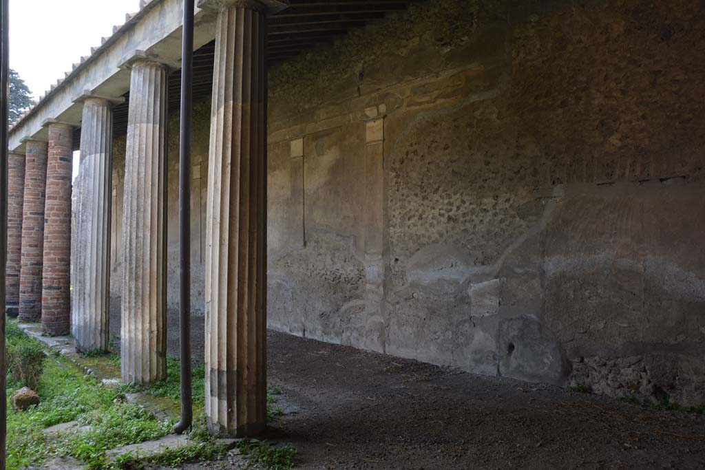 VI.11.10 Pompeii. October 2017. Peristyle 36, looking south towards west portico from north portico.
Foto Annette Haug, ERC Grant 681269 DÉCOR
