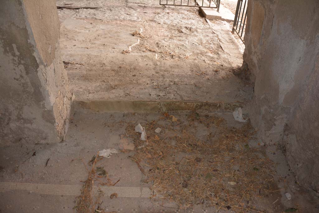 VI.11.10 Pompeii. October 2017. Room 39, detail of doorway threshold into room 40. 
Foto Annette Haug, ERC Grant 681269 DÉCOR

